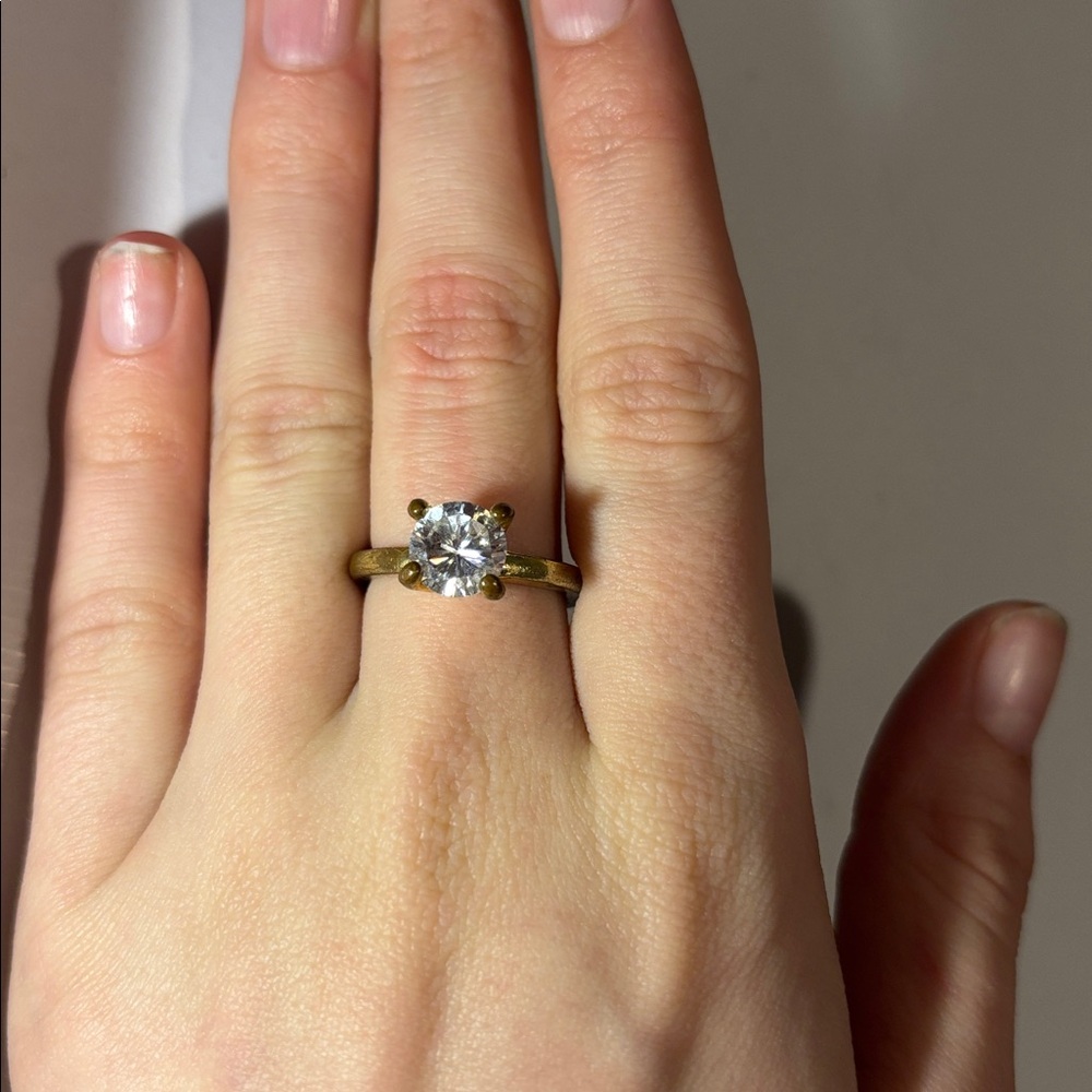 Elegant Gold Ring with Clear Stone